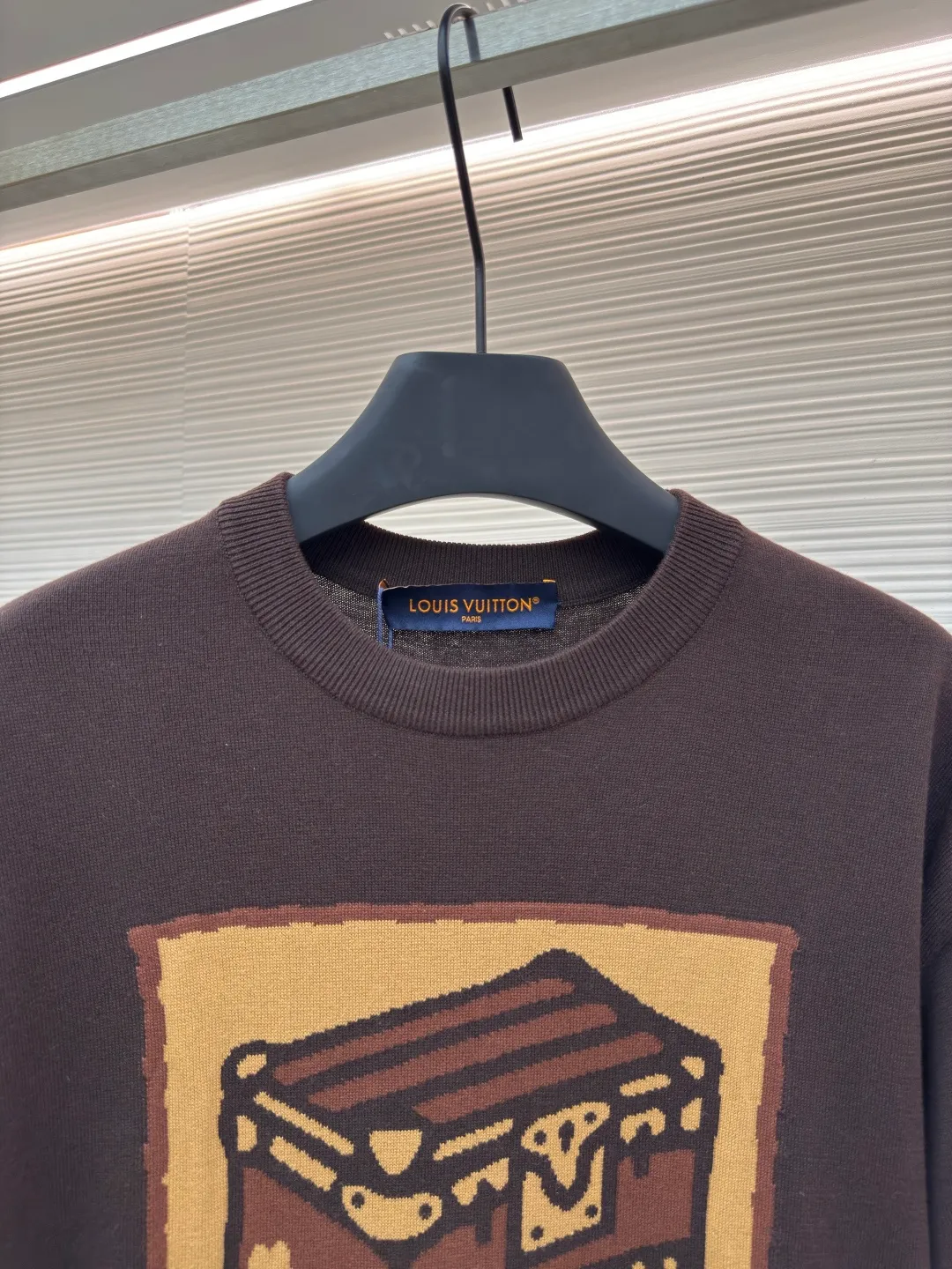 LOUIS VUITTON Hard box floral woolen T-shirt ●Authentic product: Purchased and developed for 7599 ●Item number: 1680183-A55 ●Fabric: combed cotton fabric ●Technology: woven ●Version: fitted version ●Weight: about 315 grams ●Size: XS-S-M-L ●Description: The wool is made of fully refined 100% cotton yarn, which is colored and dyed according to the original version. The experienced painter manually counts 13095 pinholes according to the original 1:1 fine pattern. It is truly perfect 1:1. It is woven using the latest wool hanging machine. During the weaving, 13 sand spits alternate back and forth. During weaving, the number of knitting lines on a single front garment is as high as 4352. There are so many knots in the newly woven garments that it requires manual thread picking, knotting inspection, and random inspection before seam picking. The original main mark, wash mark, details including the height of the wash mark, stitching method, and final ironing are all inspected before packaging and shipment. The overall wiring is straight and delicate, the fabric is comfortable and soft, and the color is consistent without color difference. It can be matched with the same style to create a fashionable look and control various occasions. Customized accessories, complete with three standards, same style for men and women!